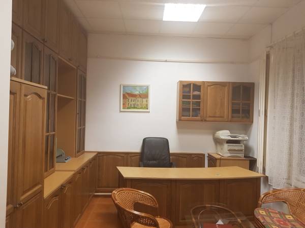 kiadó üzlethelyiség utcai bejáratos, Nyíregyháza